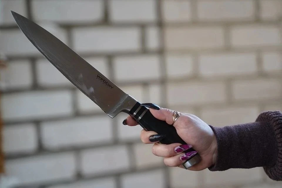 Тетя ударила свою племянницу ножом в живот.