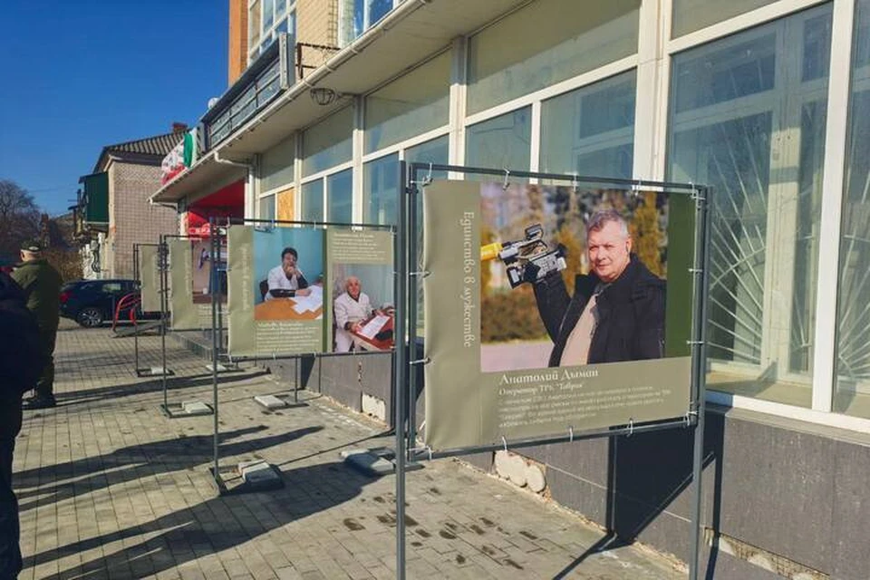 Выставка гражданских героев Херсонщины открылась на улице Геническа. Фото: администрация Херсонской области