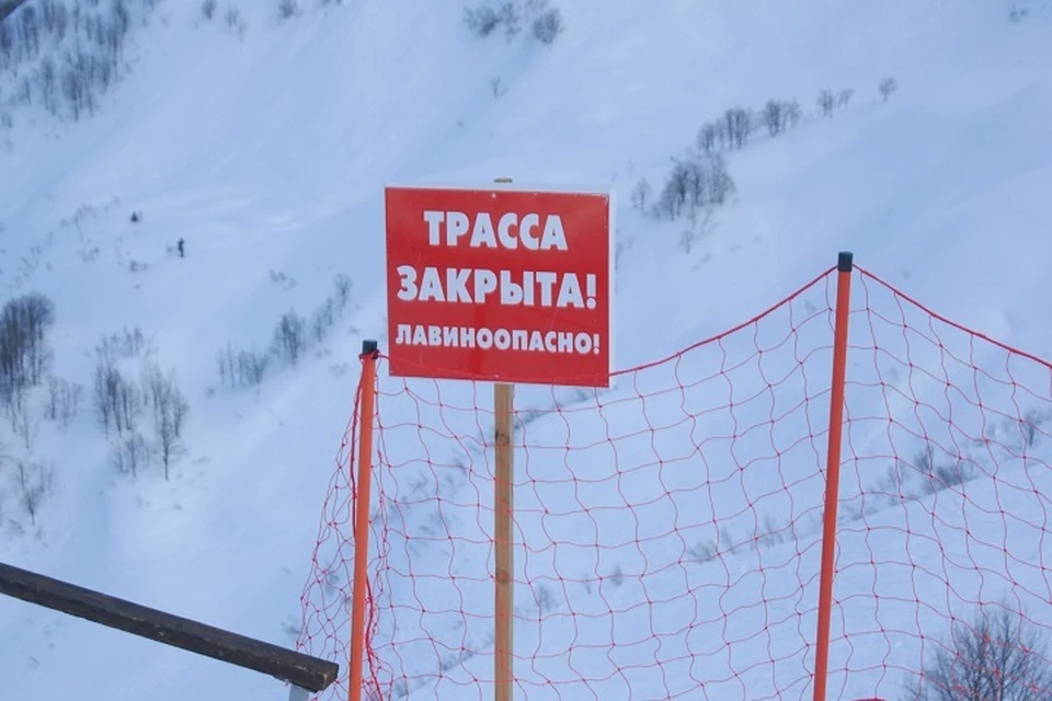 Лавиной накрыло фрирайдеров вне трасс для катания.