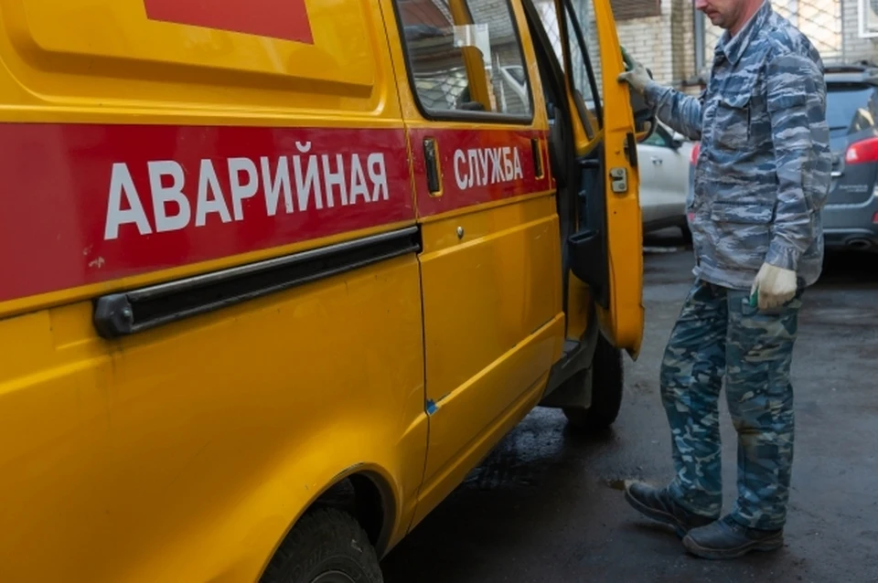 В Новосибирске на Дунаевского дорогу затопило кипятком из-за аварии на теплосети.