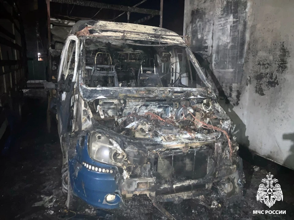 Пожар серьезно повредил автомобиль. Фото: МЧС по Вологодской области.
