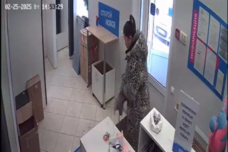 Женщина издевалась над собакой в пункте выдачи заказов.