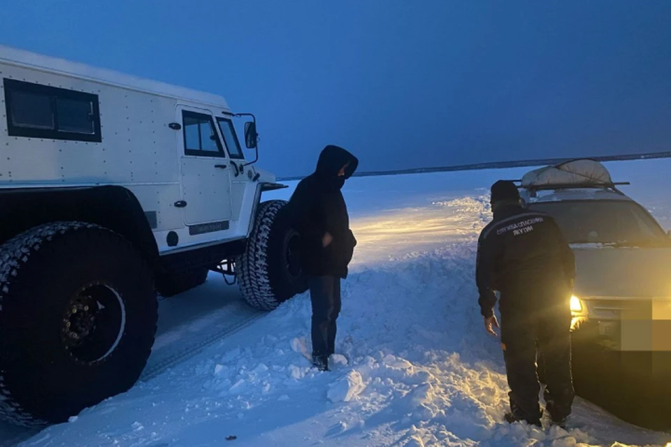 Машину застряла в снегу, дорогу замело, видимость ужасная. Фото: Служба спасения РС (Я)