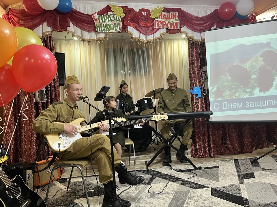 Бойцам были вручены памятные подарки