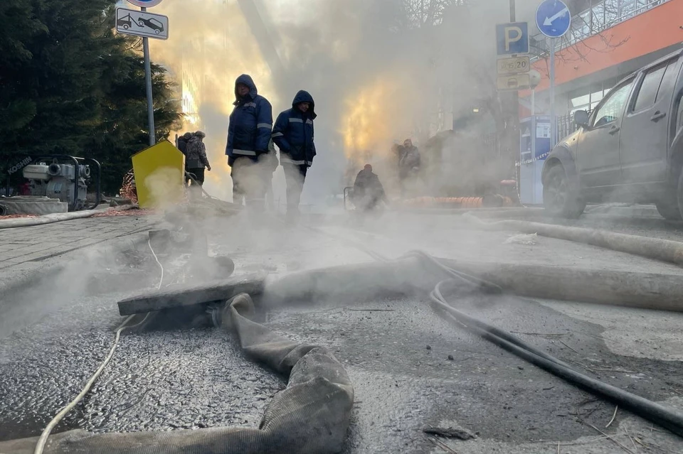 В центре Краснодара нашли точное место порыва на теплосетях Фото: t.me/zhkhkrasnodar