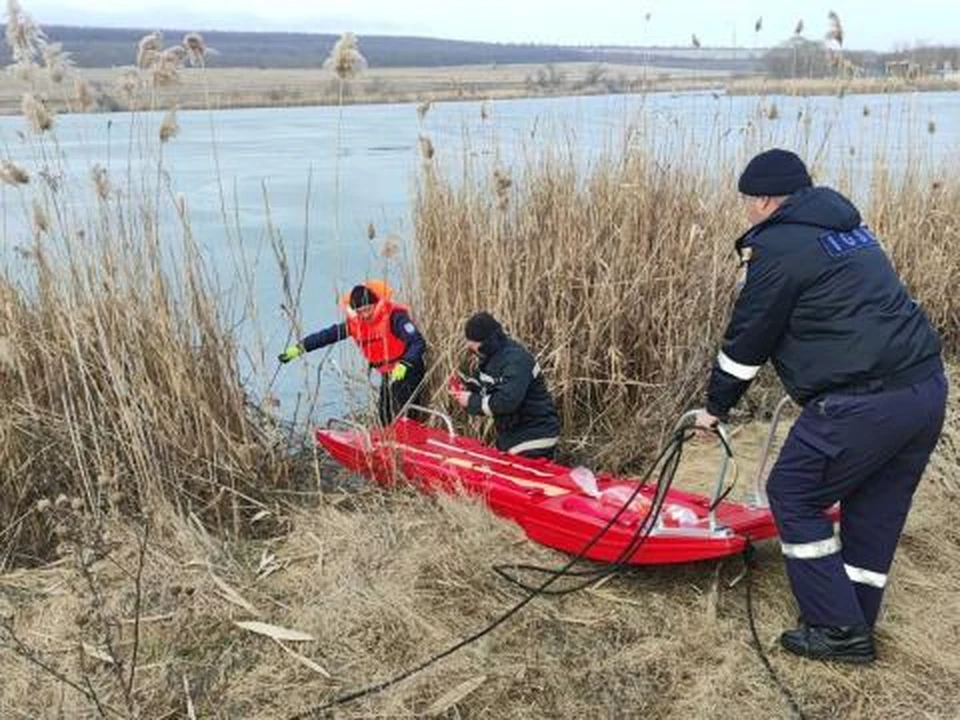 Спасатели вытащили из воды трех человек. провалившихся под лед. Фото: ГИЧС