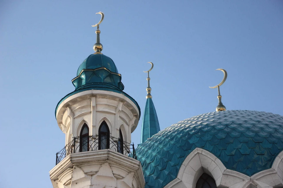 Днем верующие должны работать, молиться, совершать хорошие поступки, а также помогать ближним