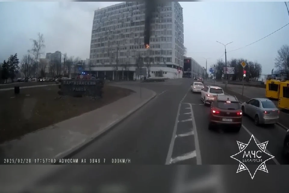 Пожар в административном здании по улице Смоленской в Минске. Фото: стоп-кадр | видео МЧС.