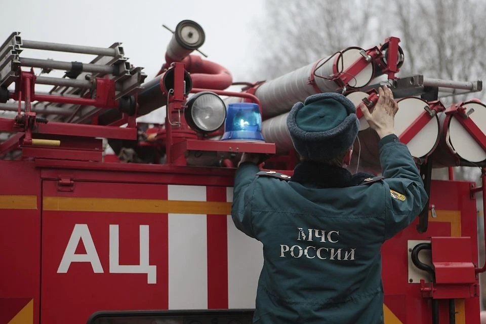 Пожарные выясняют причину возгорания.