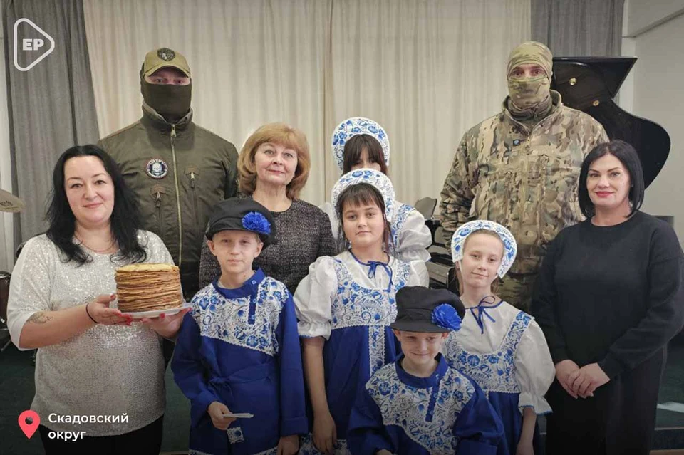 Российских бойцов угостили блинами. ФОТО: Единая Россия Херсонская область.
