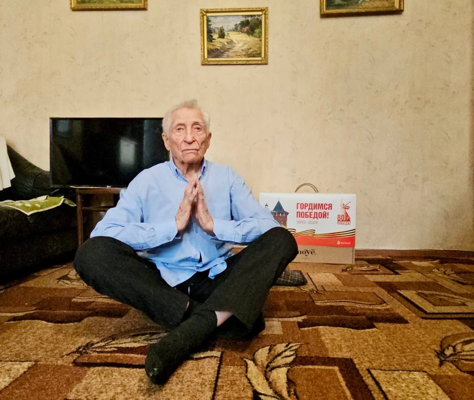 Юрий Шалабаев вручил медаль 99-летнему ветерану Алексею Цебулаеву. ФОТО: телеграм-канал Юрия Шалабаева.