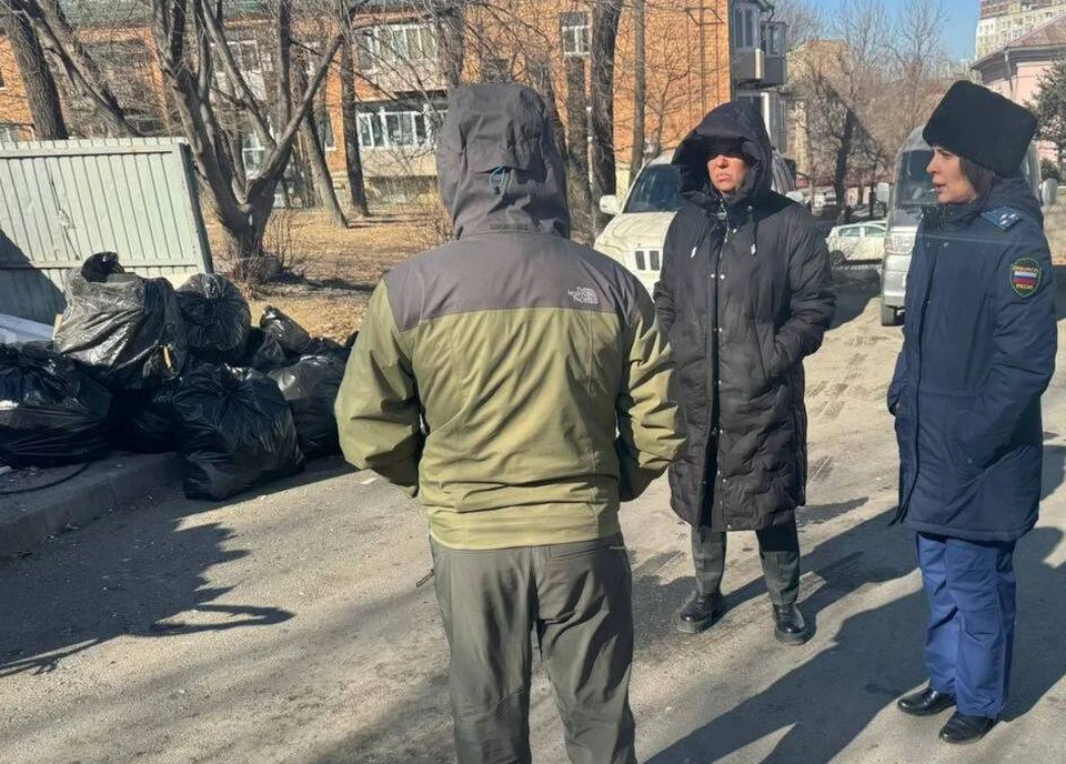 Контейнерную площадку очистили сразу же после вмешательства прокурора. Фото: пресс-служба прокуратуры Приморского края.