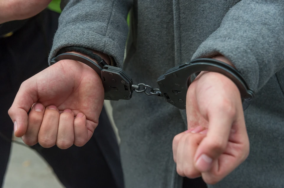 Мужчину отправили в следственный изолятор в Петербурге после изнасилования своей 15-летней дочери.