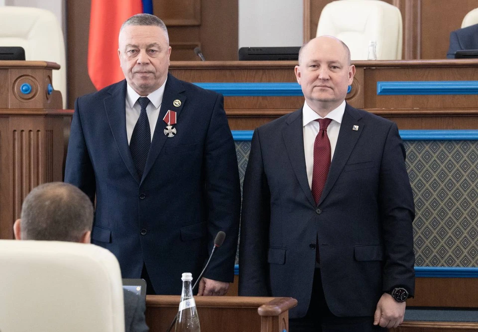 Михаил Развожаев вручил Василию Зубенко Орден Мужества. Фото: Михаил Развожаев/Tg