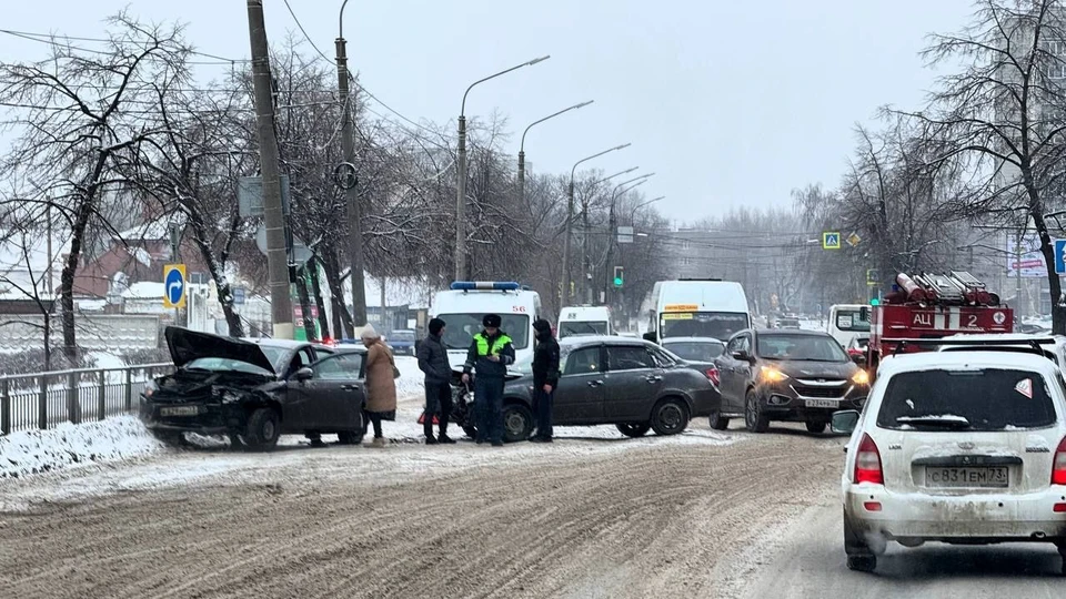 На улице Кирова в Ульяновске затруднено движение из-за ДТП | ФОТО: телеграм-канал Ульяновск с высоты