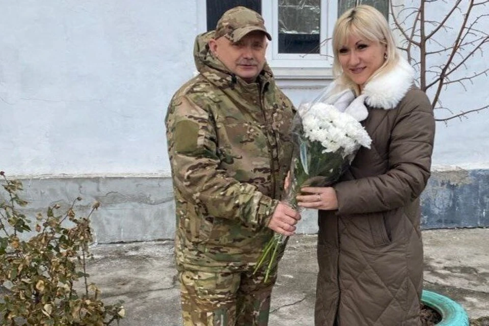 С цветами пришли к вдове героя СВО херсонские приставы. Фото: ГУ ФССП России по ХО
