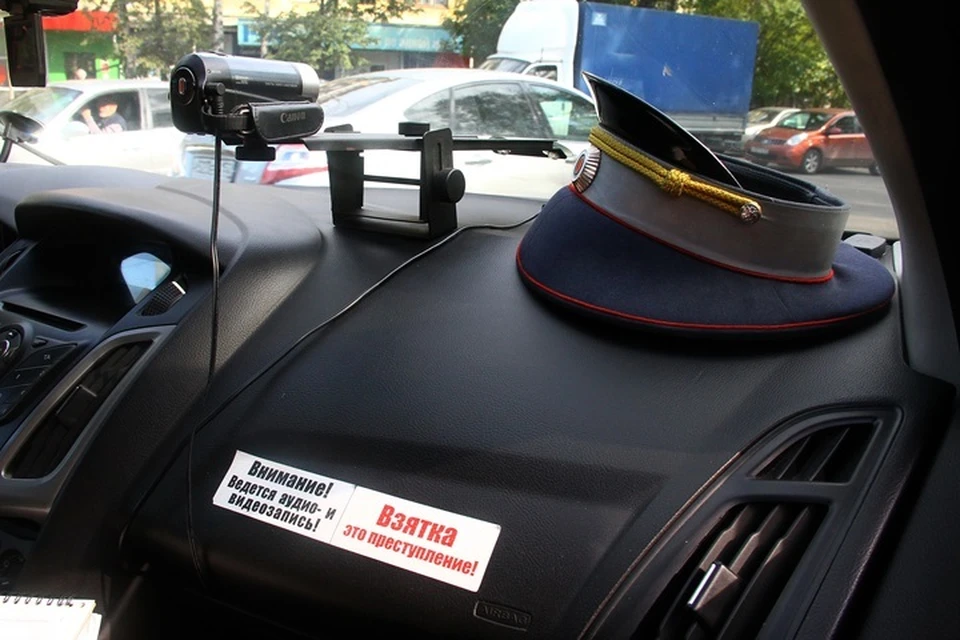 В машине инспекторов сургутянин положил в карманный отсек за рукояткой коробки передач деньги
