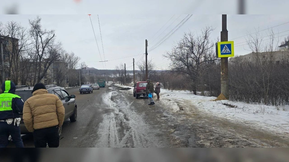 Сотрудники полиции разбираются в обстоятельствах ДТП. ФОТО: УГИБДД МВД по Луганской Народной Республике