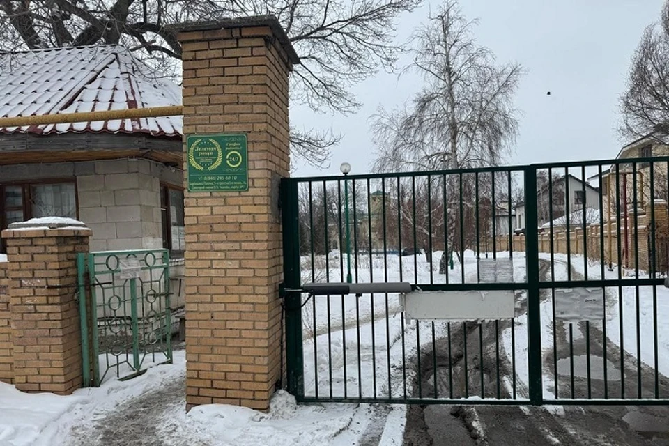 Ворота пансионата закрыты для транспорта.