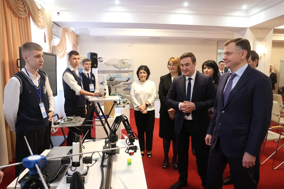 Ребята представили свои проекты в робототехнике и предложили организовать ежегодный конкурс. Фото: пресс-служба губернатора Ростовской области