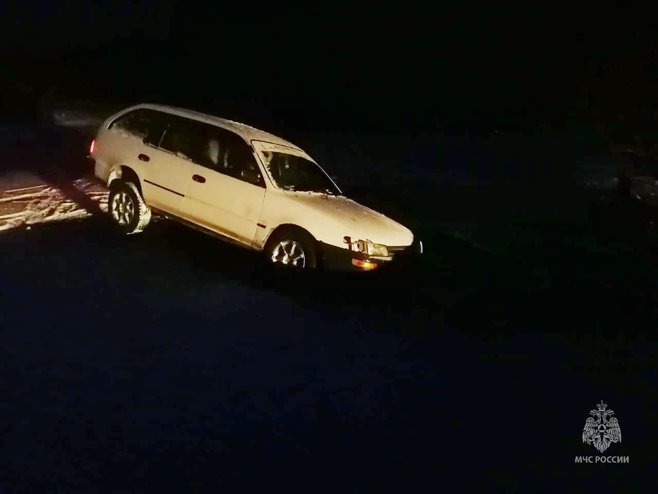 Рыбака эвакуировали сотрудники МЧС после провала автомобиля под лед в Магадане Фото: МЧС Магаданской области