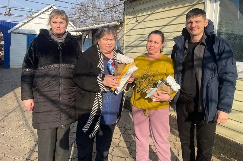 В Мангушском округе ДНР поздравили с наступающим 8 Марта матерей, чьи сыновья погибли при исполнении воинского долга в ходе СВО. Фото: t.me/Mangush_mo