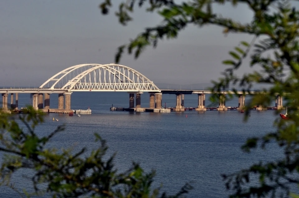 Перед Крымским мостом образовалась очередь.