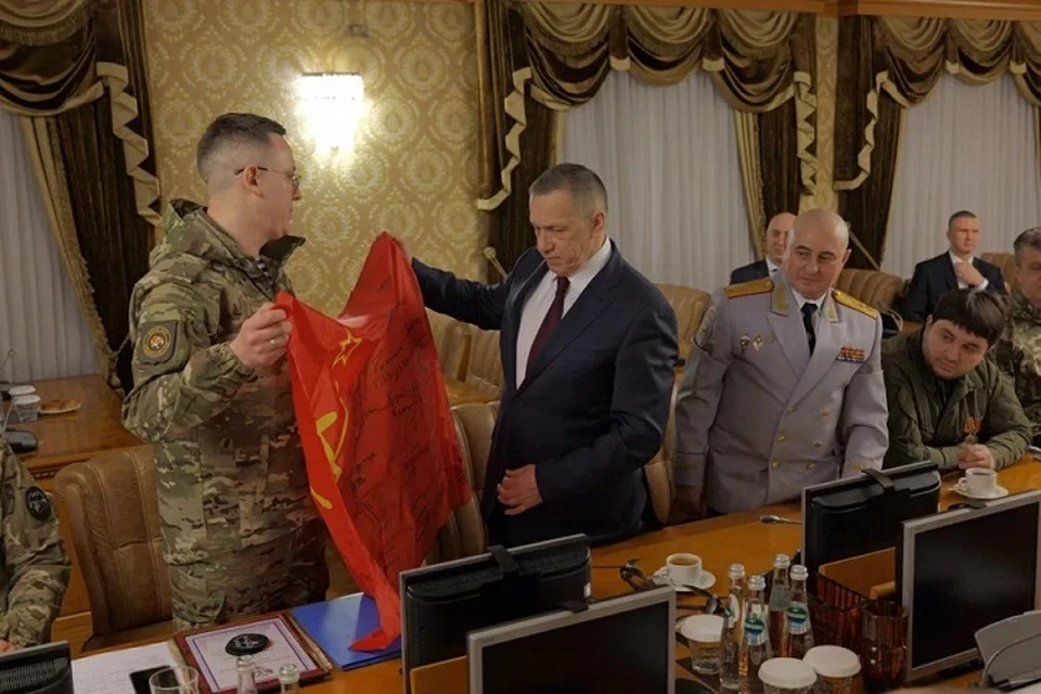 Юрий Трутнев поблагодарил добровольцев ДФО за службу на фронте Фото: пресс-служба полномочного представителя президента РФ в ДФО