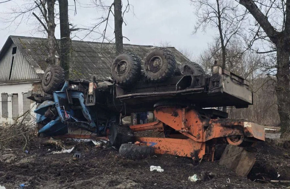 Автокран перевернулся под окнами частного дома в Тепло-Огаревском районе Тульской области. Фото: газета "Новая жизнь".