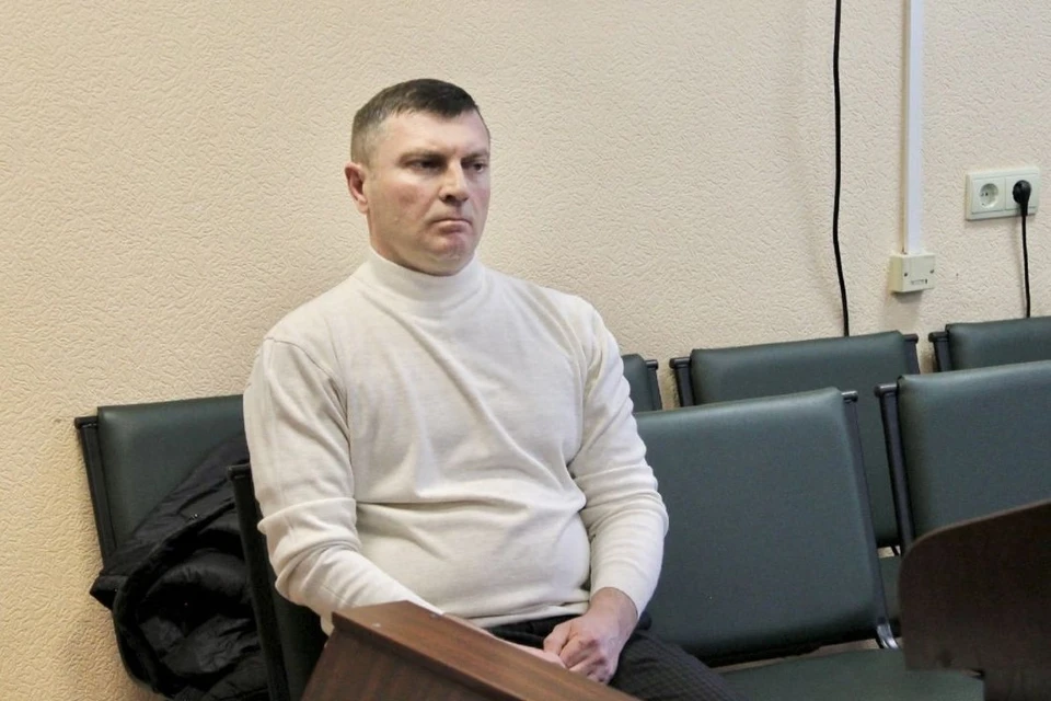 С 15 марта по 21 апреля 2021 года Сергей Голиков, занимая должность начальника отдела капитального строительства администрации Кыштовского районаБывший чиновник подписал акт о приемке невыполненных работ, нанеся ущерб бюджету на 269 тысяч рублей. Фото: Petrova, Новосибирский областной суд.