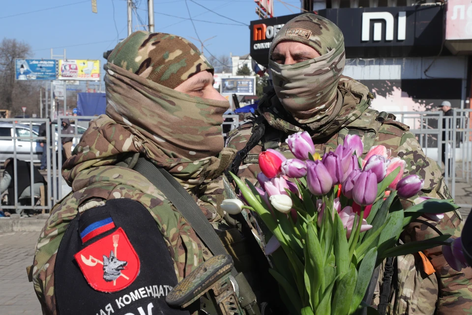 В Донецке представители военной комендатуры дарили девушкам цветы