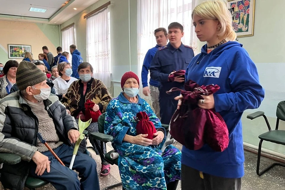 Следователи Донецка поздравили женщин с 8 Марта в пункте временного размещения. Фото: Следком ДНР