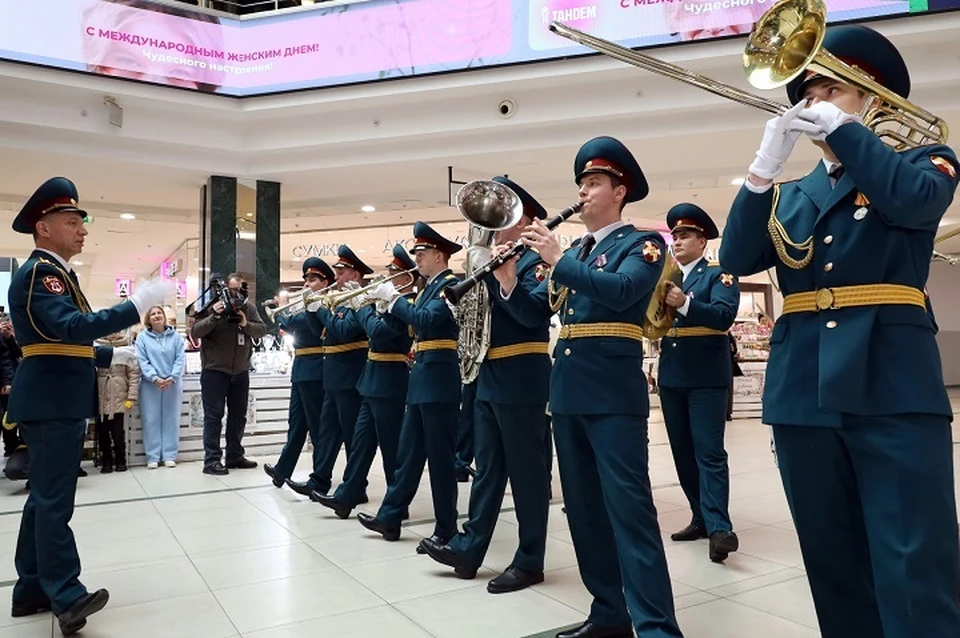 Свое выступление в торговом центре они начали со знаменитой песни «Катюша». Фото: Росгвардия Татарстана