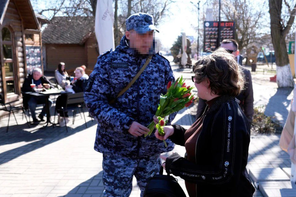 Росгвардейцы поздравили жительниц Херсонщины с 8 Марта сотнями цветов Фото: Росгвардия