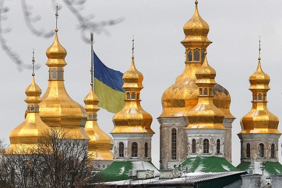 В Киеве завалился золотой крест на башне храма Киево-Печерской лавры