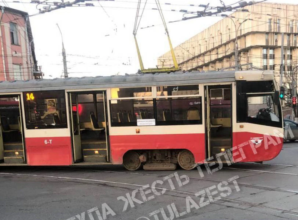 В центре Тулы трамвай сошел с рельсов. Фото: «Тула Жесть».