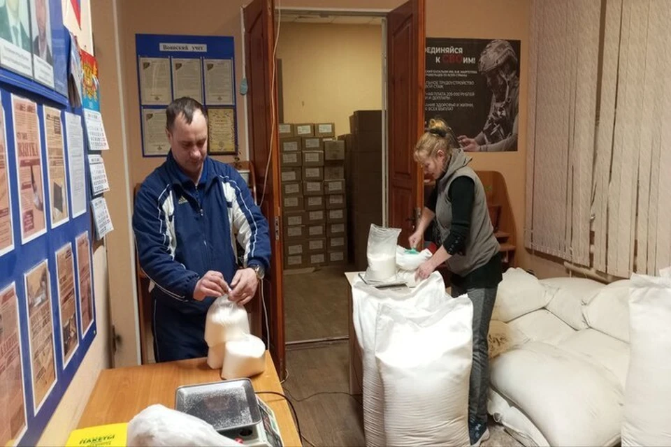 Продукты раздал жителям Малокаховки. Фото: администрация Каховского округа