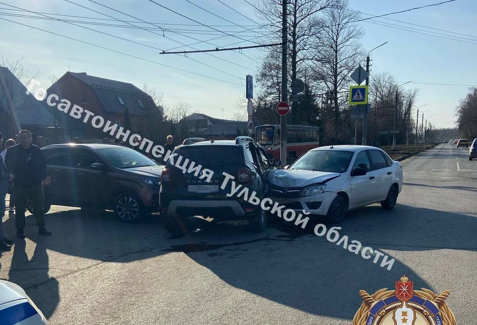 В тройном ДТП на улице Щегловская засека в Туле пострадал водитель автомобиля Lada.