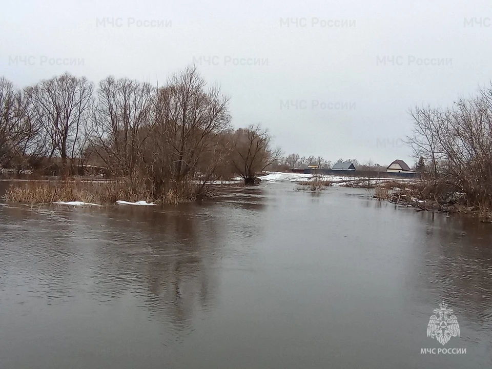 В Ульяновском районе в поселке Большие Ключищи затопило низководный мост | ФОТО: ГУ МЧС России по Ульяновской области