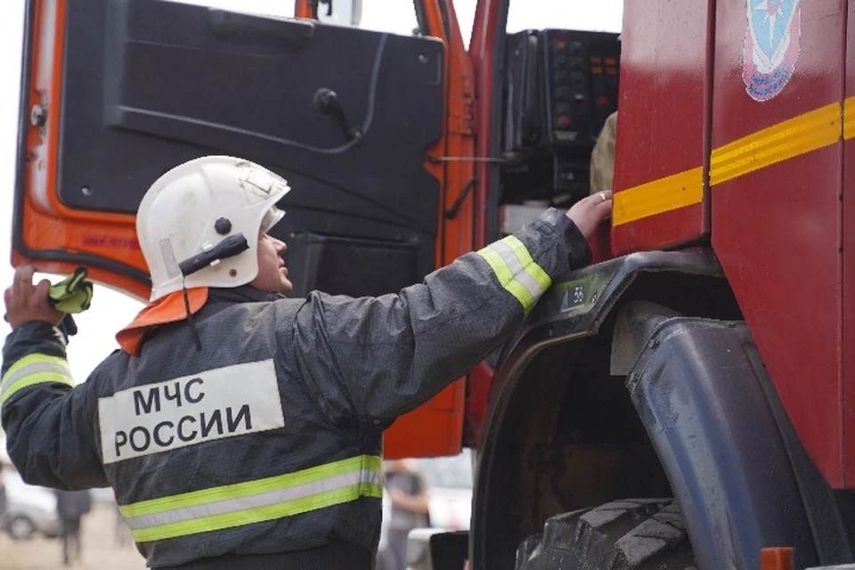 По предварительным данным, огонь вспыхнул из-за неосторожного обращения с огнем при курении.