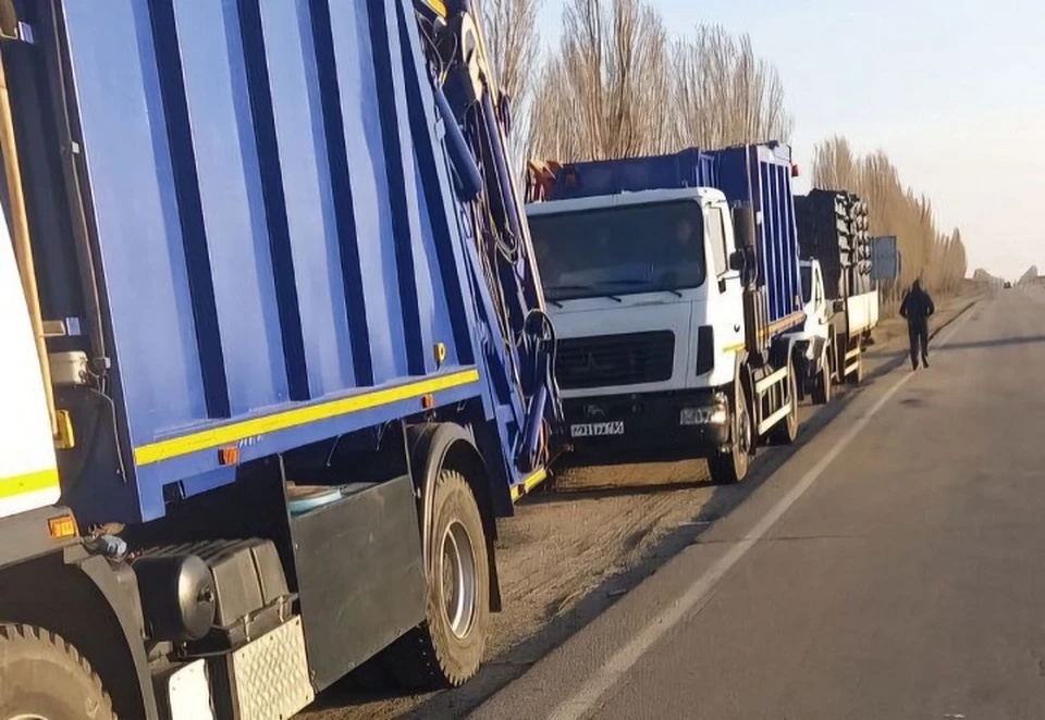 Специалисты расставляют по городу мусорные контейнеры. ФОТО: Экологический оператор ХО