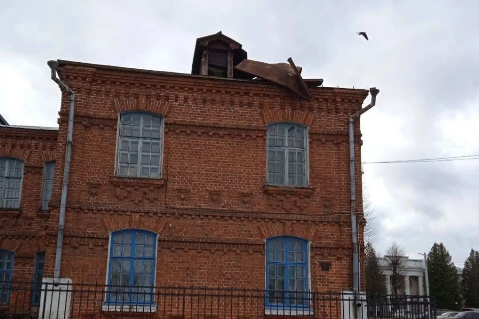 Камешковский музей частично потерял кровлю из-за сильного ветра. Фото: Администрация Камешковского района