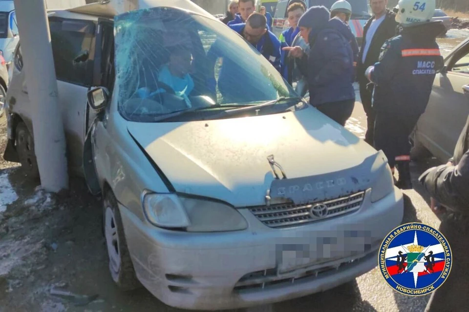 Новосибирские спасатели помогли выбраться водителю, зажатому в авто после ДТП. ФОТО: спасатели МАСС