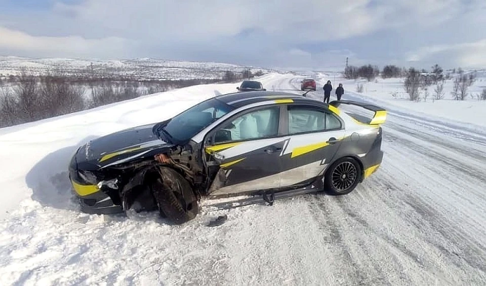 Столкнулись автомобили Ford Mondeo с Mitsubishi Lancer, на месте происшествия работали спасатели. Фото: Управление по ГОЧС и ПБ Мурманской области / vk.com/murman01