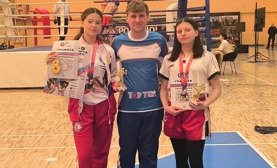 Алексей Потеряхин и его чемпионки - Мария Рыжова (слева) и Екатерина Тимко (справа). Фото из архива Алексея Потеряхина.