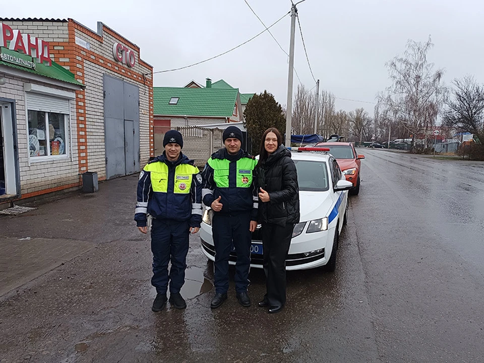 Старший лейтенант полиции Максим Ряднов и лейтенант полиции Максим Поляков не бросили девушку одну в беде в дождливую погоду.