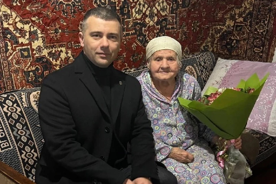 В Васильевском округе Запорожской области с 95-летием поздравили ветерана Великой Отечественной войны Матрену Семеренко. ФОТО: реготделение "Единой России" в ЗО