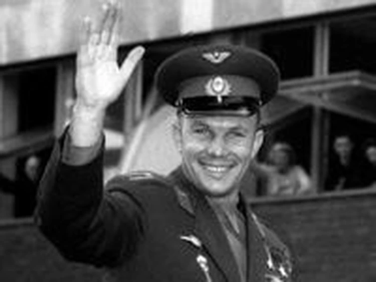 Юрия Гагарина самарцы разглядывали с высоты стремянки