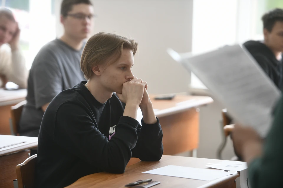 Первые экзамены пройдут по географии и литературе.