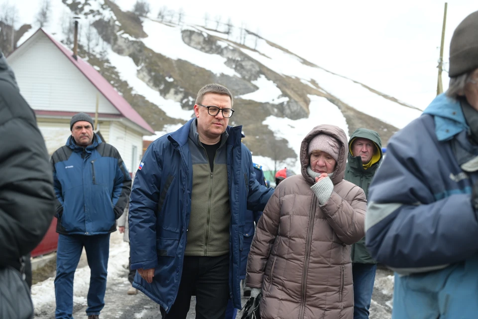 Жители Аши показали Алексею Текслеру свои дома после паводка. Фото Людмила Ковалева.